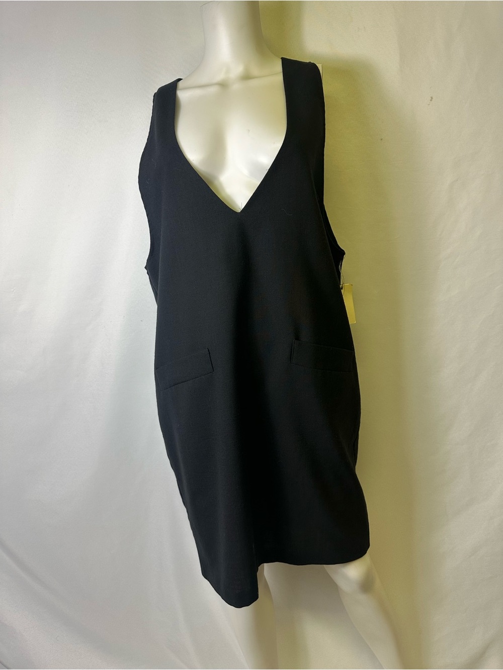 NWT Women’s Black Sleeveless V-Neck Shift Dress with Pockets – Size 14